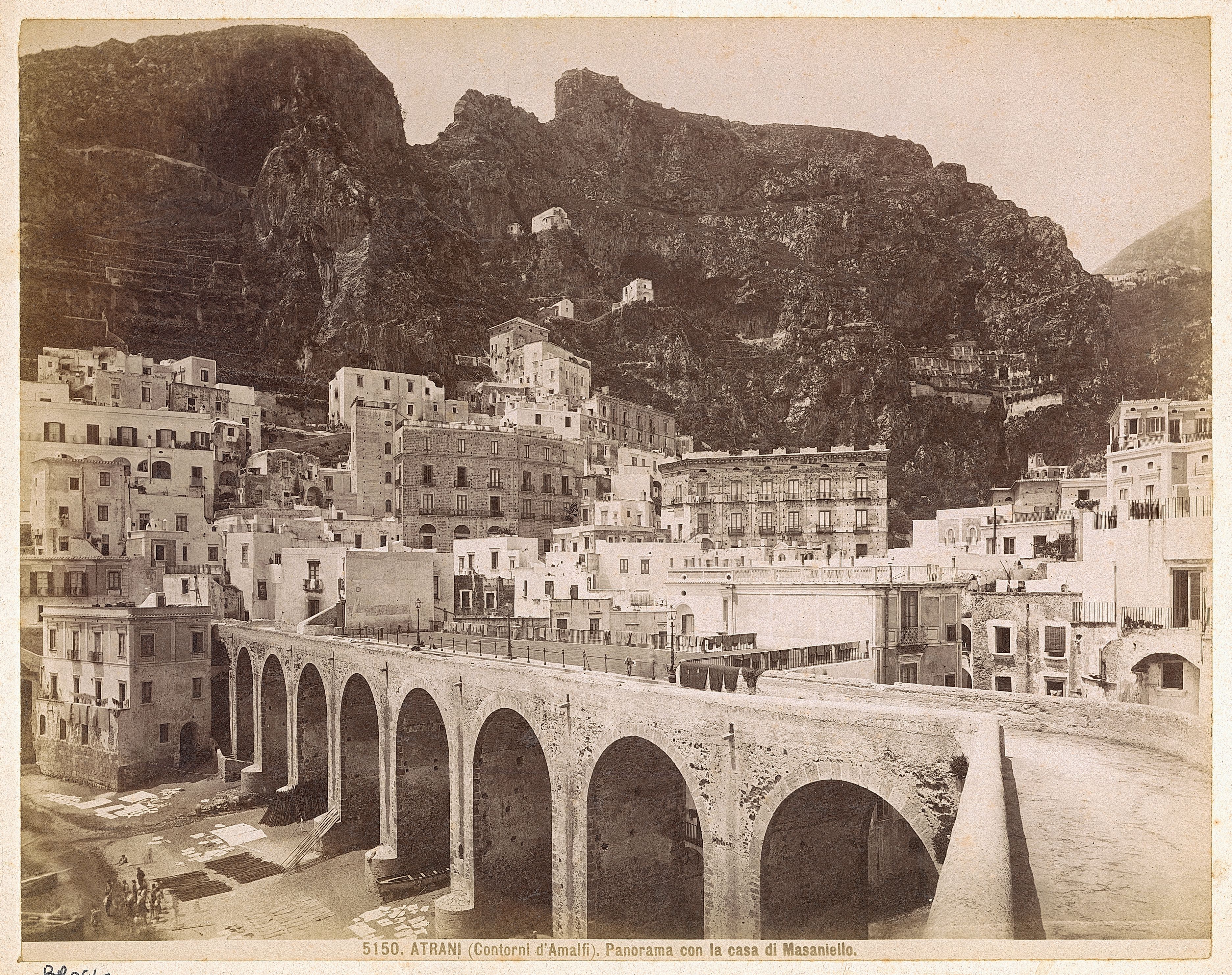 Atrani fotografata dai Fratelli Alinari negli anni 1890