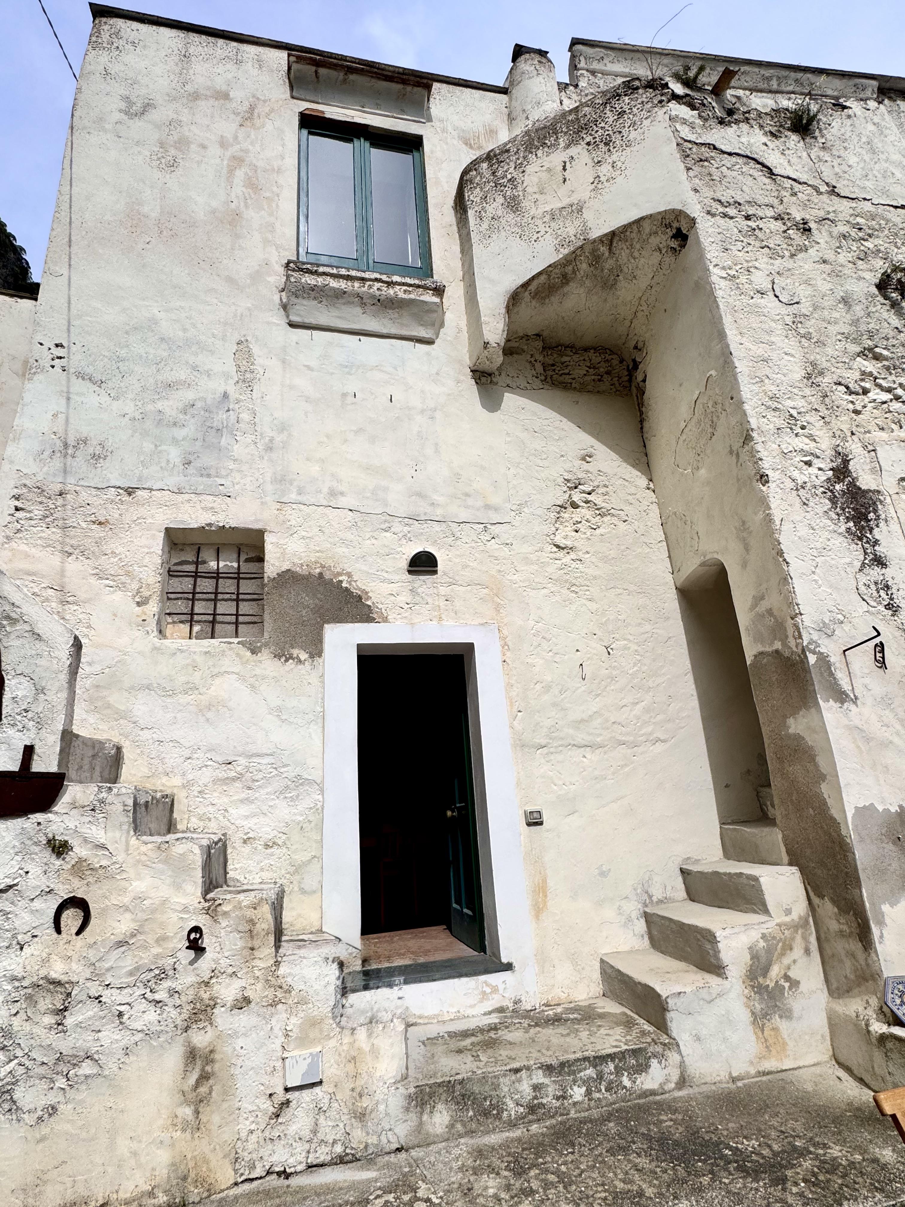 Facciata di Casa Masaniello con ingresso storico