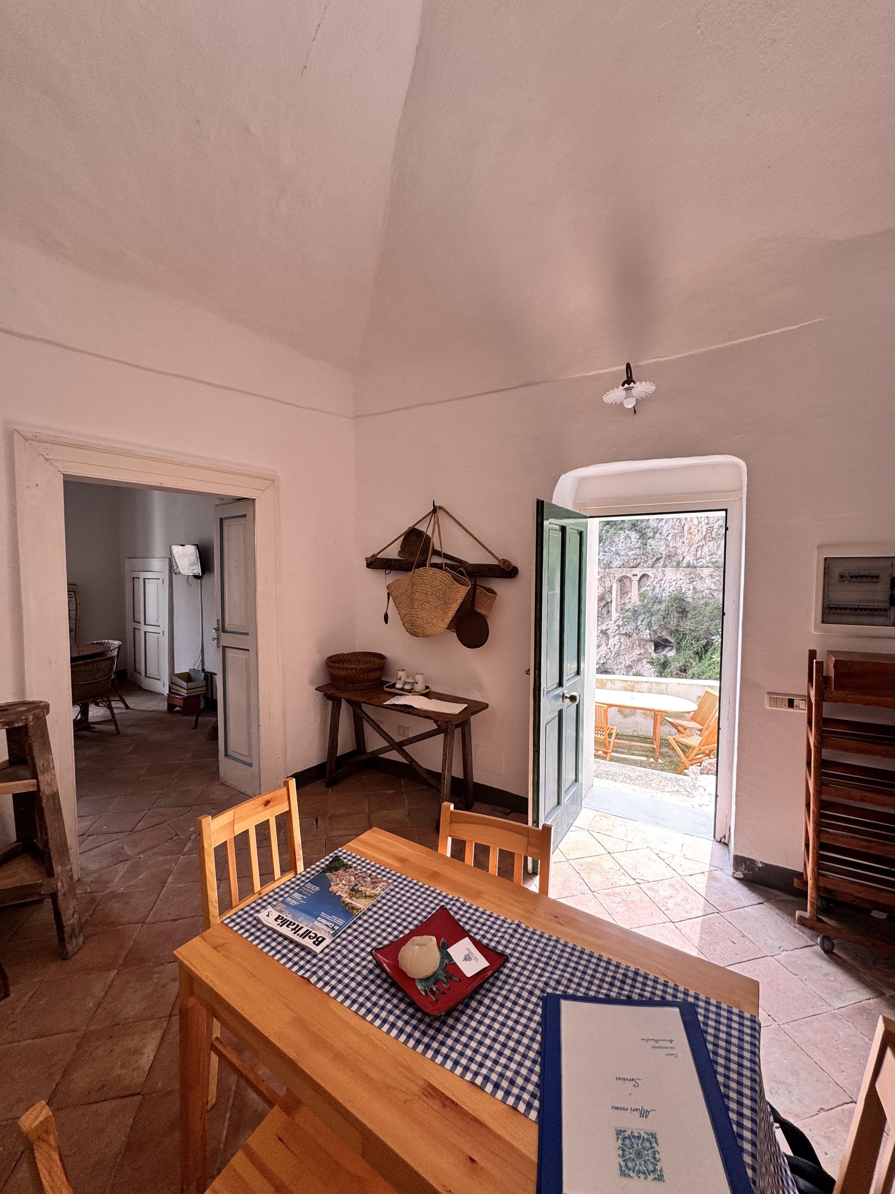Interno con tavolo da pranzo e accesso al cortile