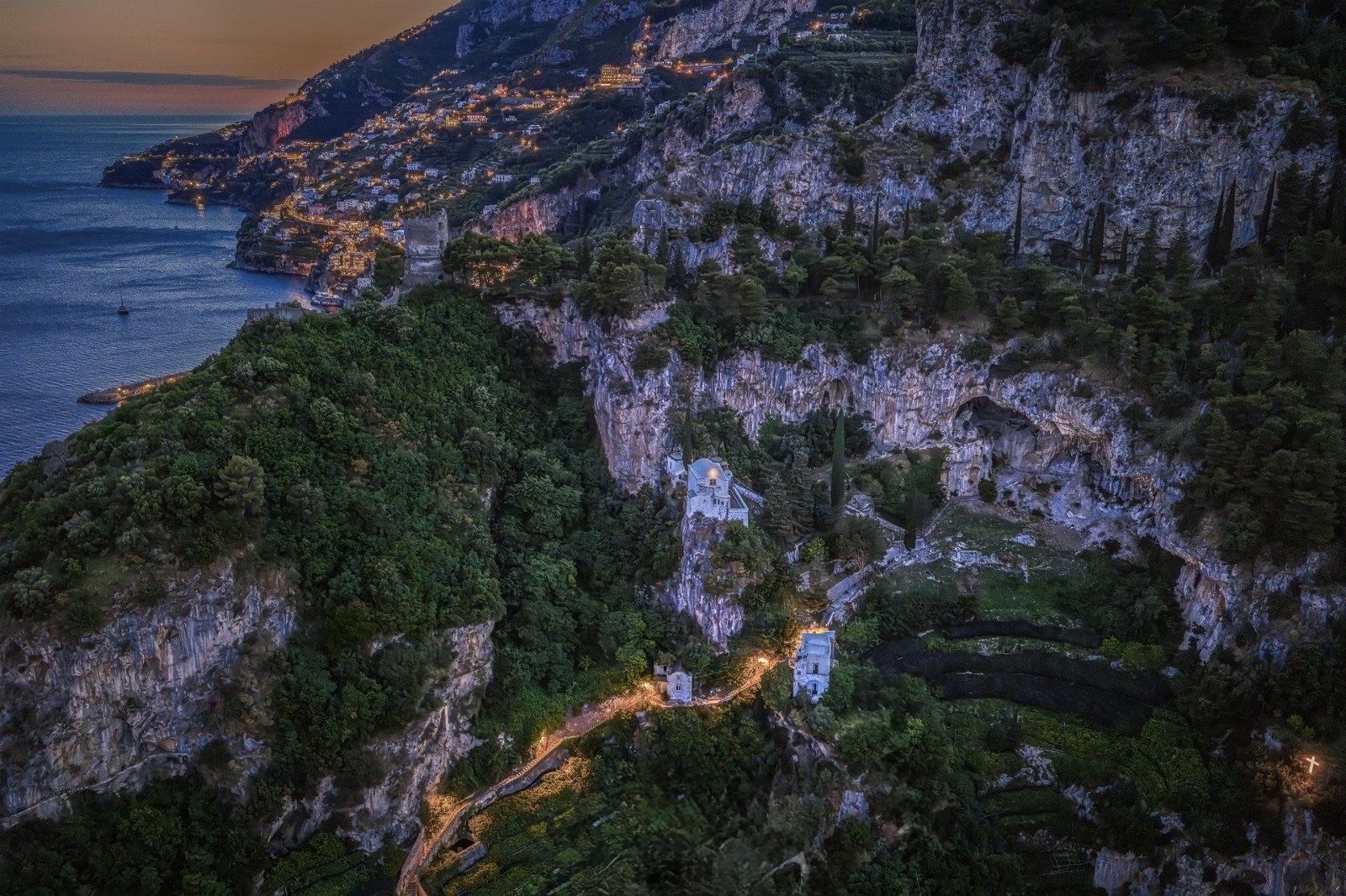 Veduta dall'alto di Atrani e della costa