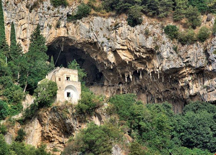 Interno delle grotte di San Saba