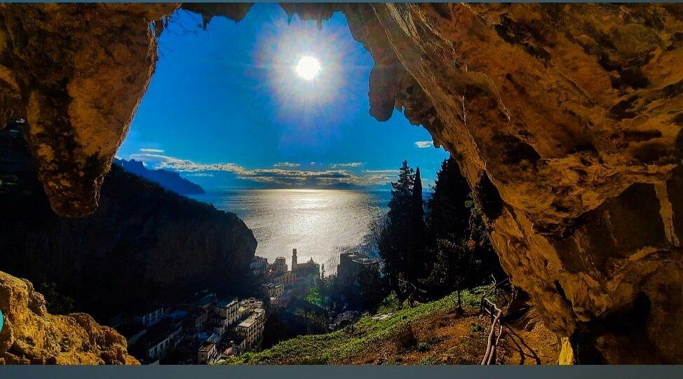 Vista dalla grotta con la luna sul mare